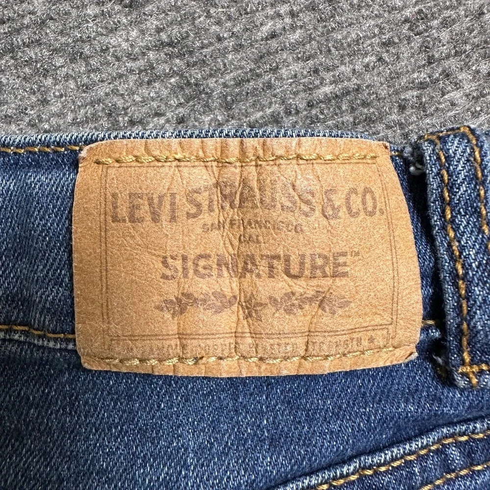 Levi Strauss Signature Vintage High Rise Mom Shorts Floral Embroidered Denim 10